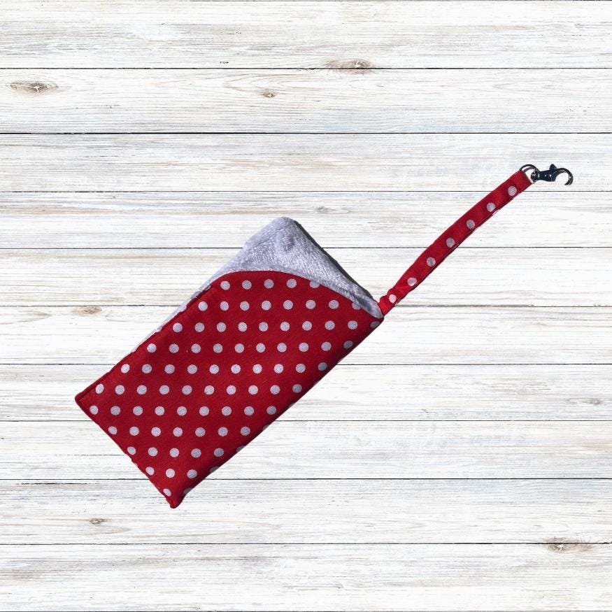 A soft padded glasses case in polka dot cotton and soft white velour lining. The glasses case also benefits from a lobster clip and key ring to fix to a bag strap, belt loop or just to hook.