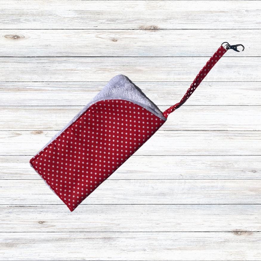 A soft padded glasses case in polka dot cotton and soft white velour lining. The glasses case also benefits from a lobster clip and key ring to fix to a bag strap, belt loop or just to hook.