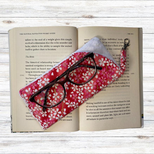 A soft padded glasses case in polka dot cotton and soft white velour lining. The glasses case also benefits from a lobster clip and key ring to fix to a bag strap, belt loop or just to hook.